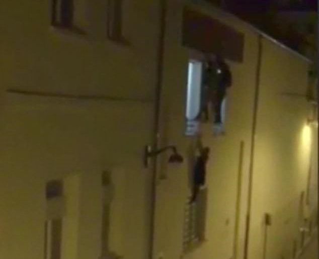 O femeie însărcinată a stat atârnată de fereastra unui teatru! Motivul este cu adevărat cutremurător