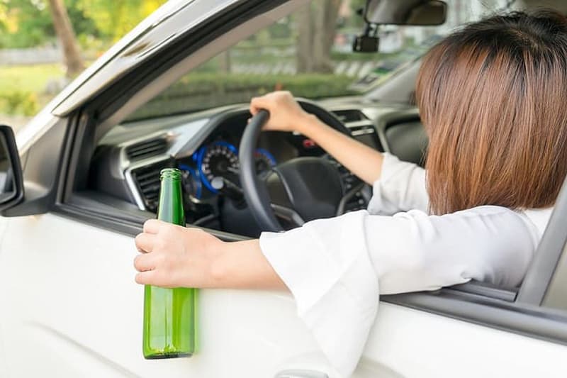 Dacă nici ea nu e „Regina Șprițului”, atunci cine? O tânără de 32 de ani a fost prinsă la volan cu o alcoolemie de peste 1,10 mg/l alcool pur în aerul expirat