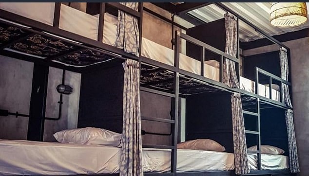 Nereguli mari la un hostel! O femeie a murit, iar alți 10 turiști au ajuns la terapie intensivă din cauza unei intoxicații