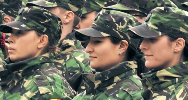 Femeile vor face armată, în România! Suma impresionantă pe care o vor primi