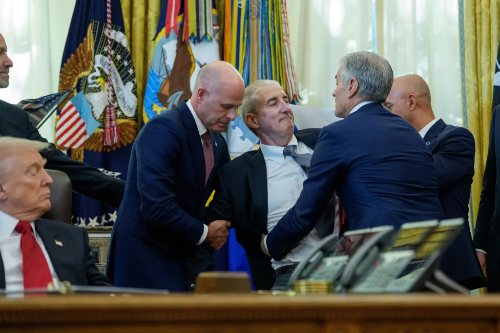 Șoc la Casa Albă! Un director farmaceutic s-a prăbușit lângă Donald Trump, în timpul unui anunț în direct