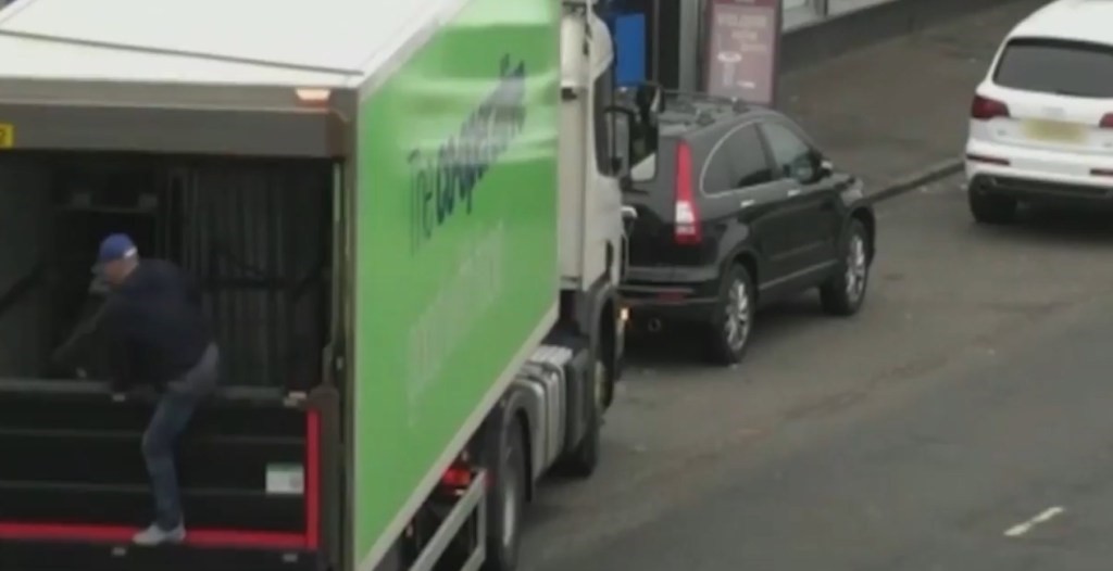 Țeapă de zile mari! Un grup de bărbați au furat colete din mașinile de transport