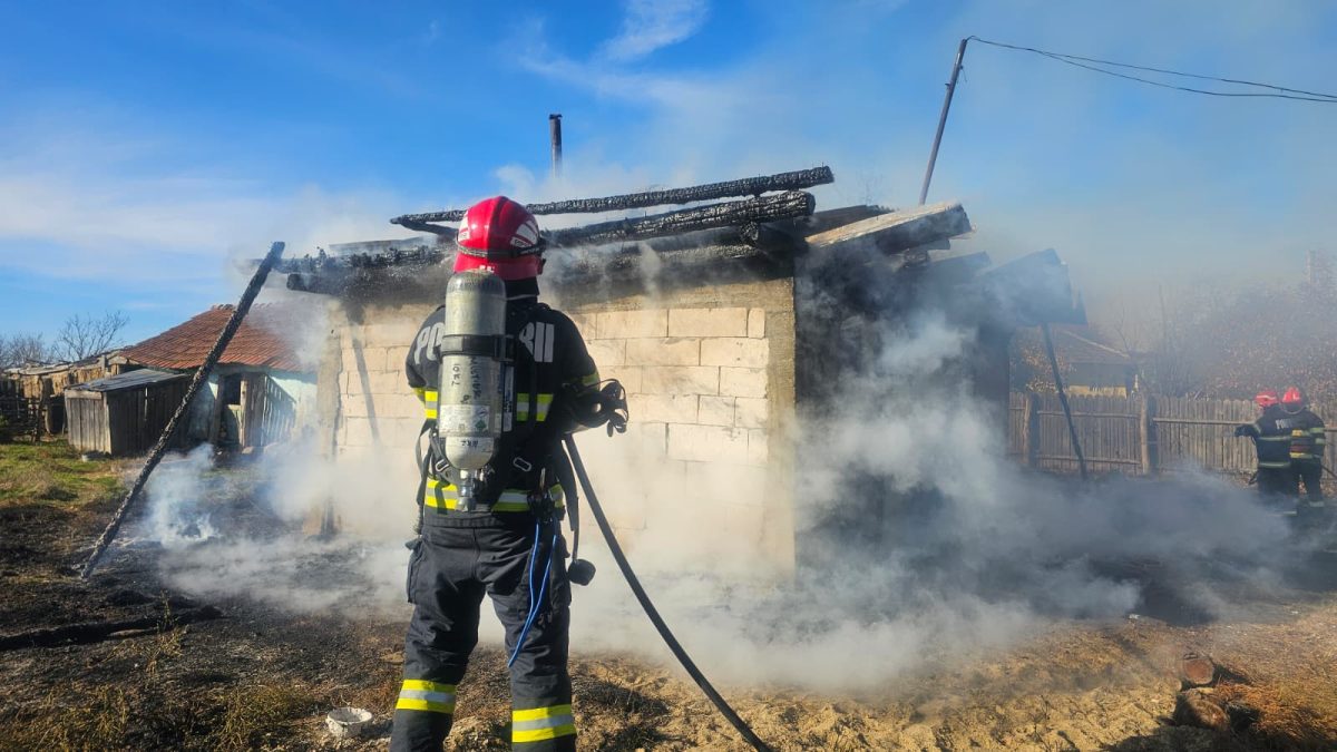 Incendiu la o casă din comuna Ciurea. Pompierii intervin