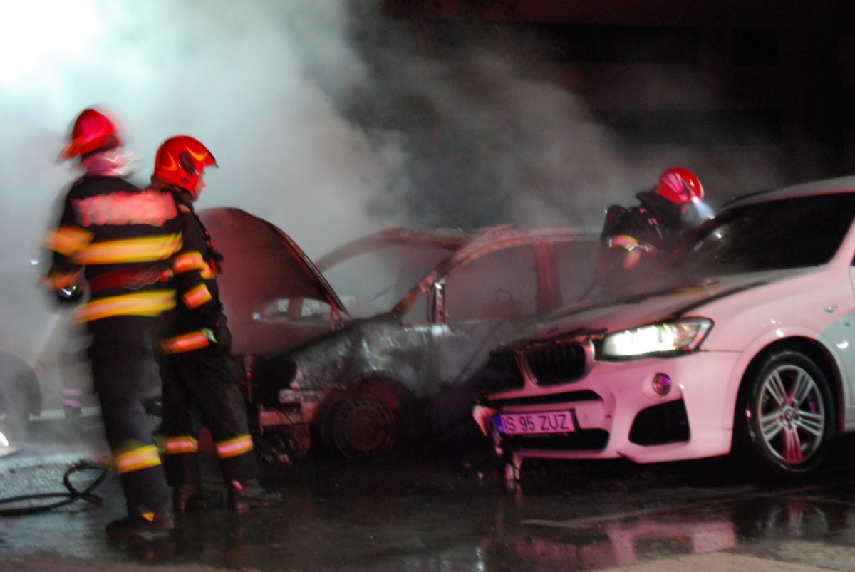 Incendiu în comuna Rediu. Flăcările au cuprins mai multe mașini dintr-o pacare