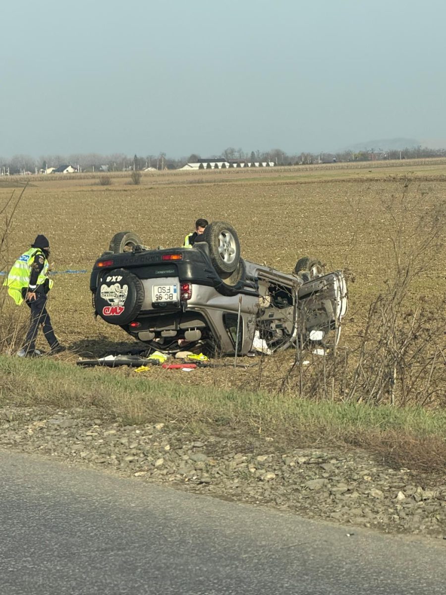 Accident rutier! O mașină s-a răsturnat și a ieșit de pe carosabil