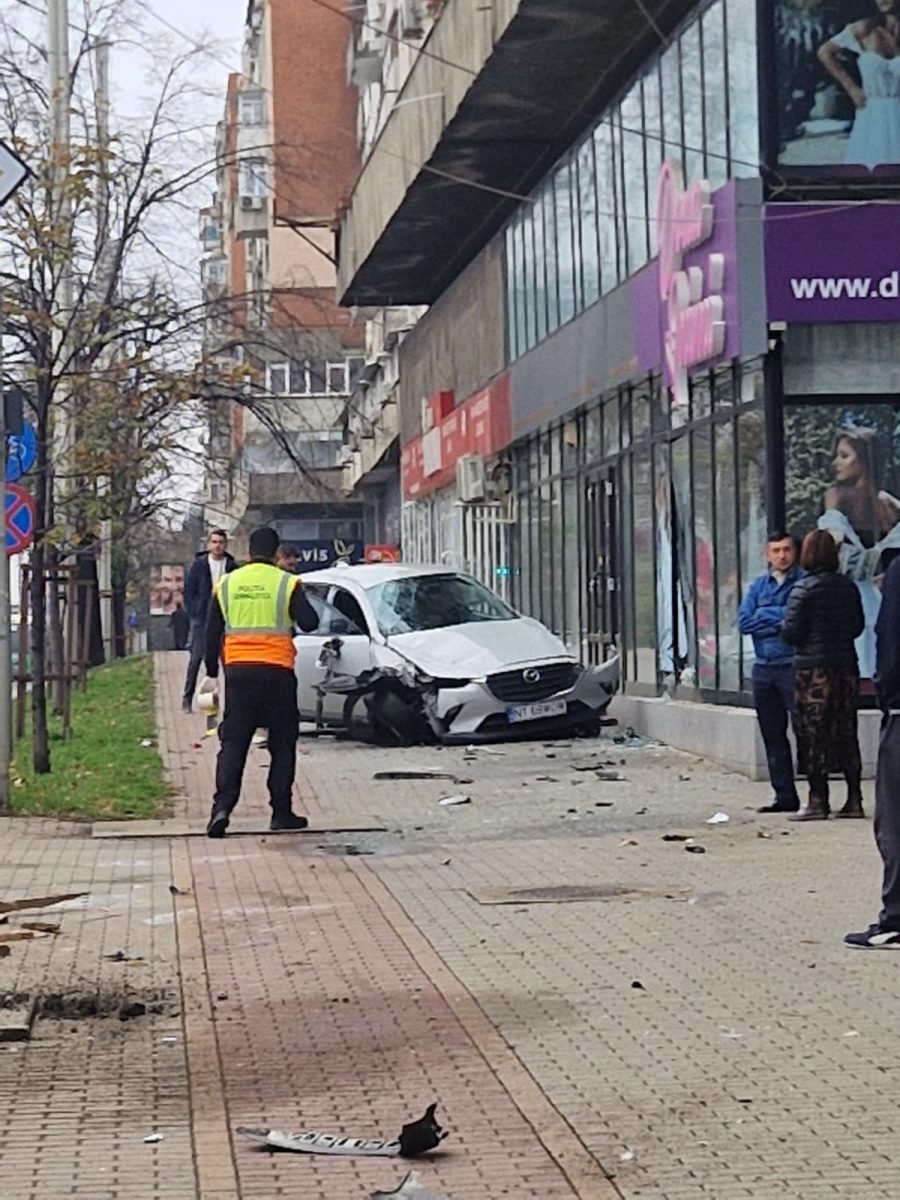 Accident violent pe Bulevardul Independenței din Iași. O femeie s-a răsturnat de mai multe ori cu autoturismul pe care îl conducea, după ce a evitat un accident