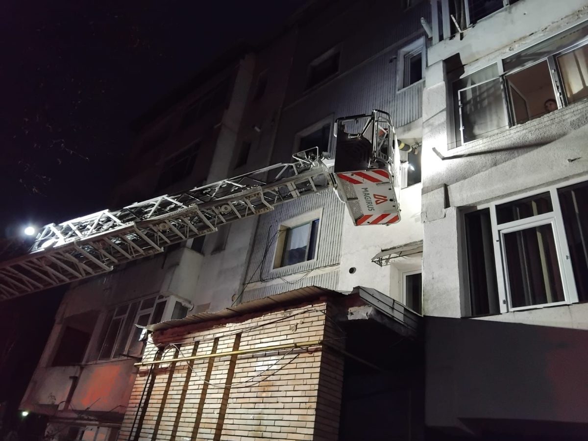 Intervenție neobișnuită la Pașcani! Copil blocat în casă, adultul rămas pe balcon