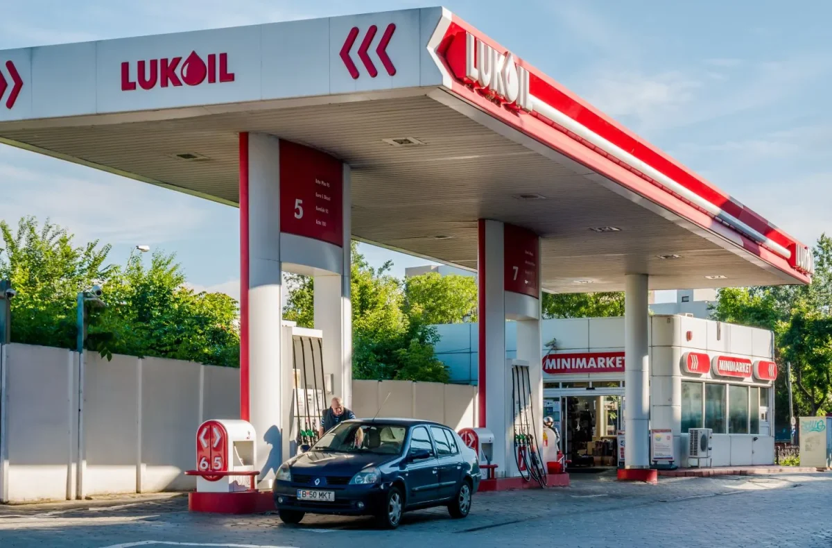Punct de cotitură pentru Lukoil. SUA blochează vânzarea activelor, Europa pregătește confiscări
