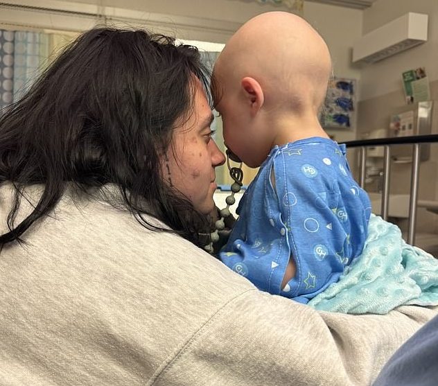 O mamă a crezut că fiul ei are doar un ochi învinețit de la joacă. Medicii au descoperit 18 tumori în corpul copilului