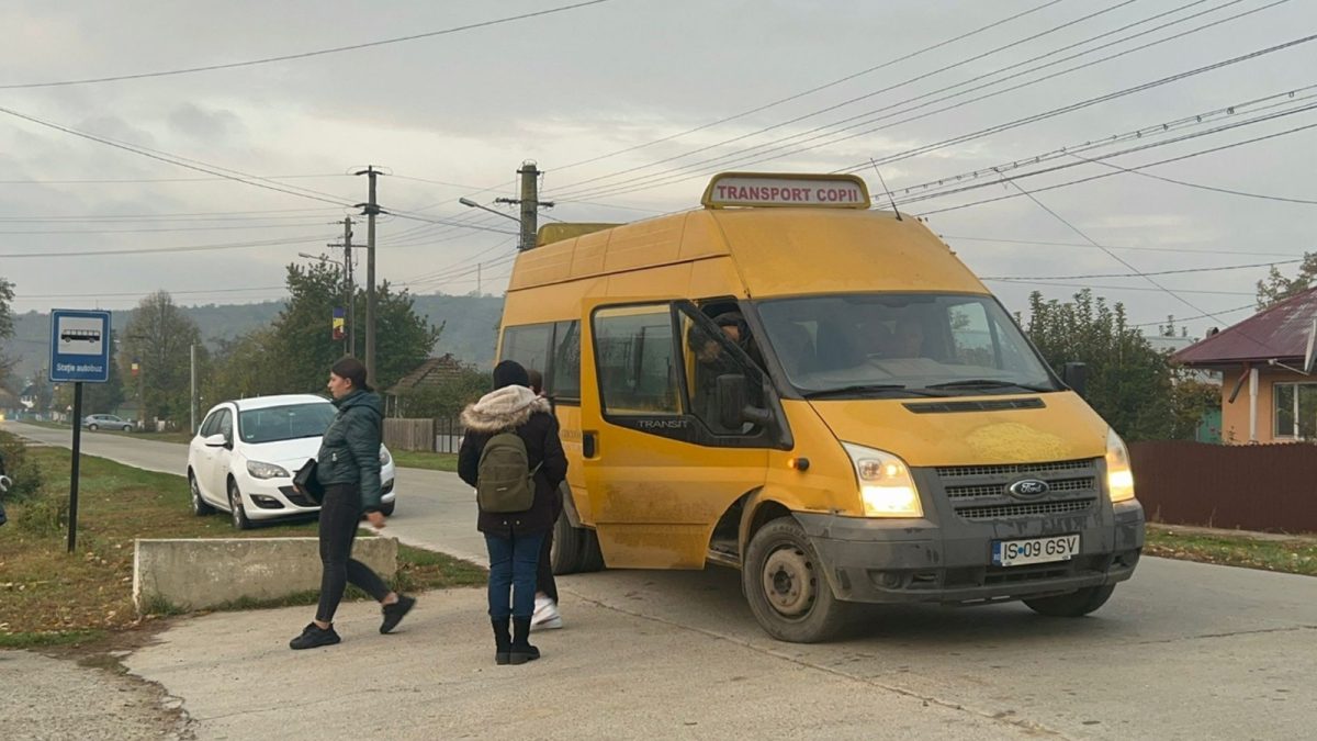 Primarul a modificat transportul elevilor din comuna Victoria. Peste 30 de copii erau înghesuiți într-un microbuz de 16 locuri