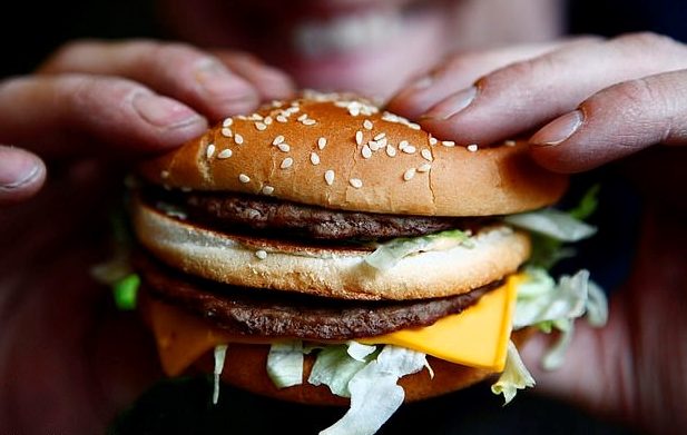 A încercat să facă o glumă, dar i-a pus viața în pericol! Un tânăr de 22 de ani a ajuns în stare gravă după ce a înghițit un burger întreg