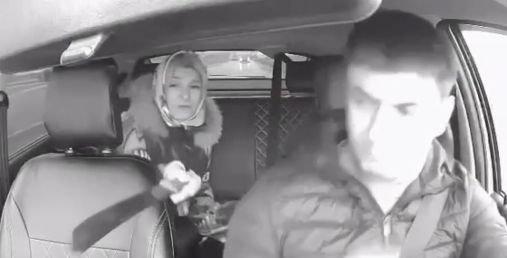 Momente de groază pentru un șofer! Un taximetrist a fost amenințat cu o macetă în timpul cursei