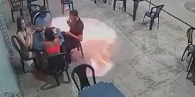 Moment de inconștiență! O țigară aprinsă a provocat o explozie într-o benzinărie
