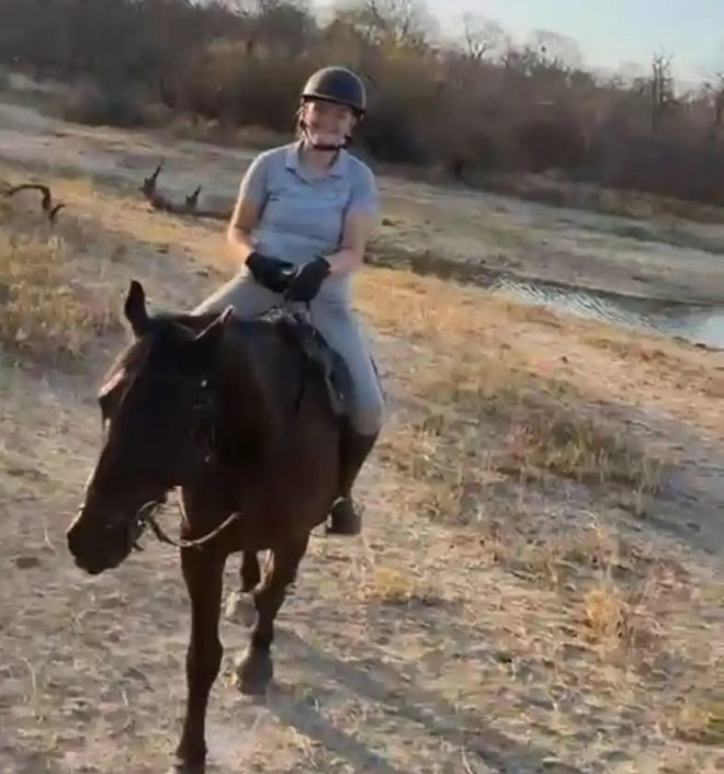 O turistă a fost atacată de un leu în timp ce călărea într-un safari! A fost mușcată de gât și a suferit multiple fracturi