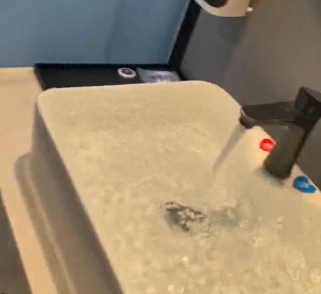 A încercat să se răzbune, dar finalul nu a fost unul plăcut! O turistă a inundat intenționat o cameră de hotel după ce nu i s-a făcut rambursarea banilor
