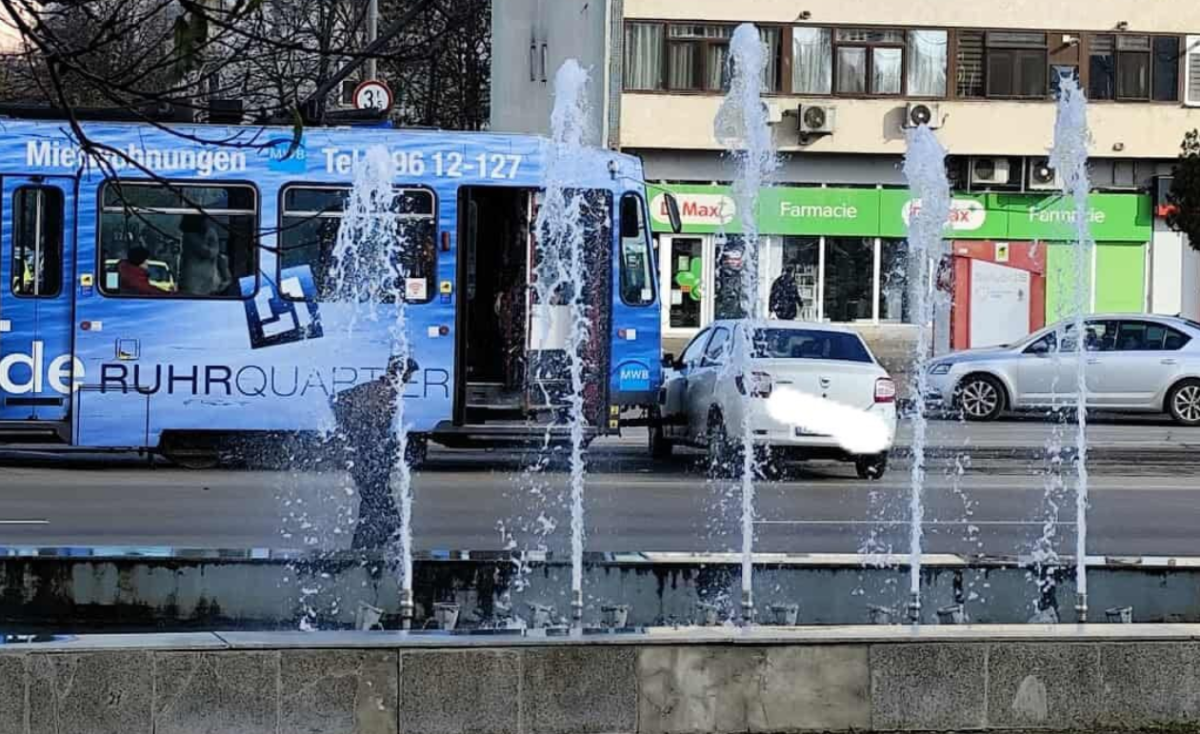 Accident la Gara Internațională din Iași. Un tramvai și un autoturism s-au ciocnit