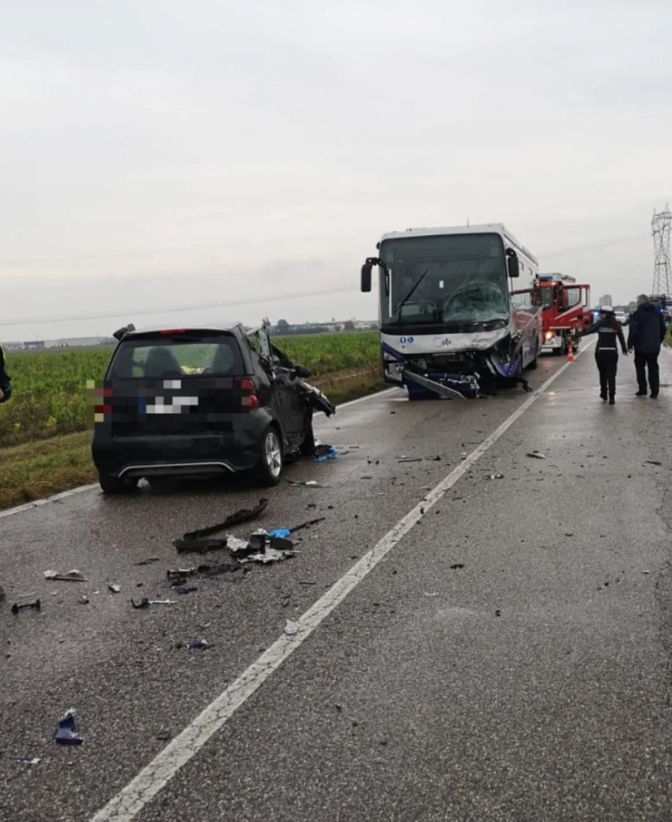 Autobuz plin cu elevi, implicat într-un accident rutier devastator