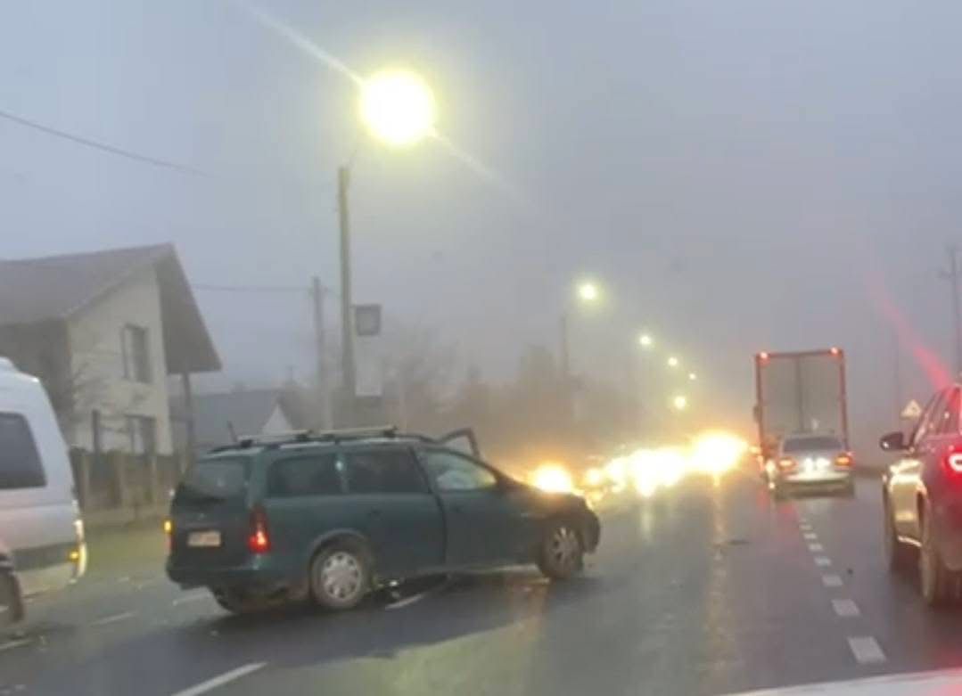 Accident rutier în Lețcani. Două autoturisme au intrat în coliziune