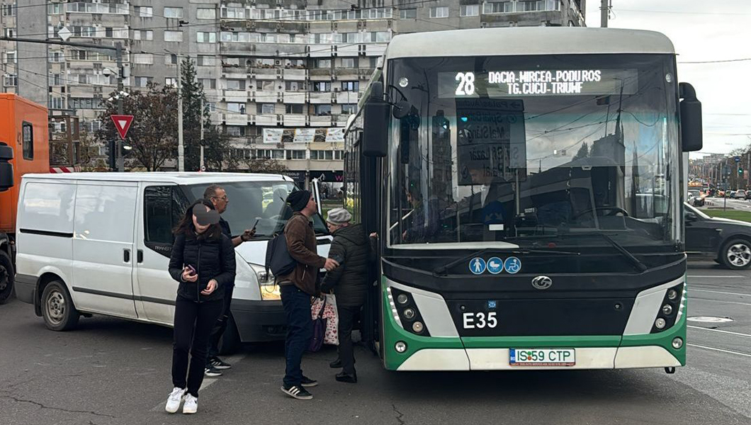 Accident rutier în Podu Roș! Sunt implicate un autoturism și un autobuz