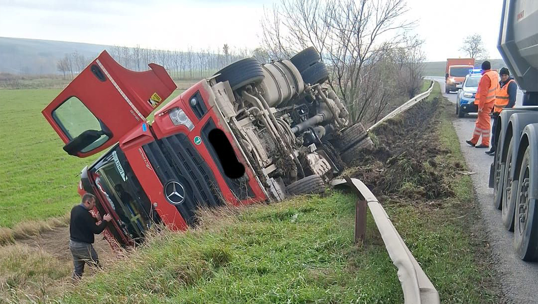 Accident rutier în Strunga! Un camion încărcat cu balast s-a răsturnat