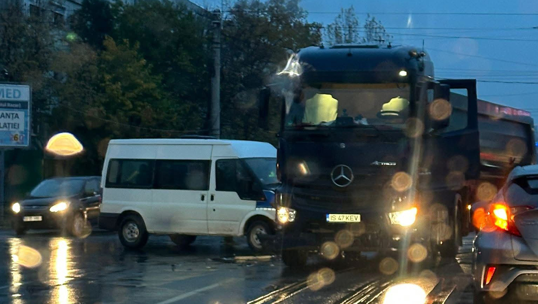 Accident rutier în Țesătura! Un camion și o dubiță au intrat în coliziune