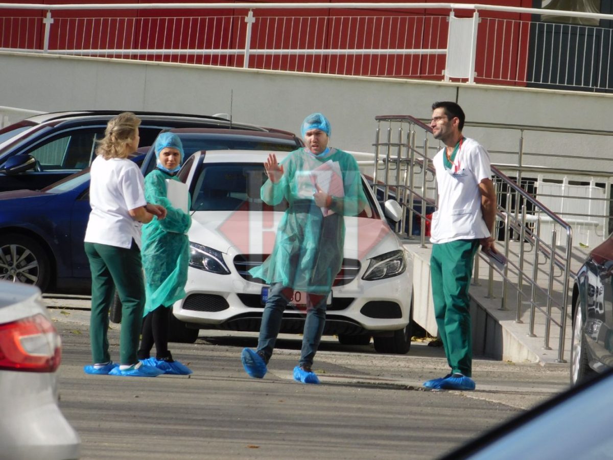 Angajații Spitalului „Sf. Maria” Iași continuă să iasă în curtea unității purtând echipament medical, la o lună de la tragedia din ATI