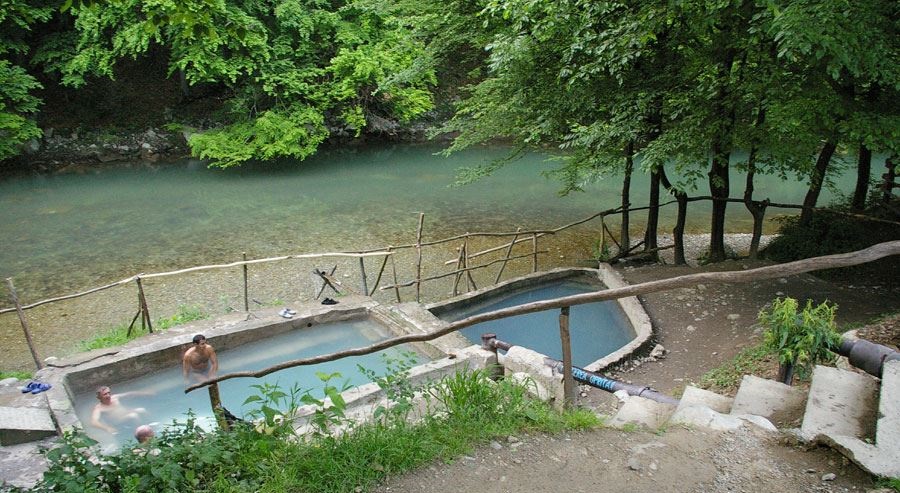 Băile gratuite de la Băile Herculane, un pericol ascuns. Apa care tratează poate ucide dacă e folosită greșit