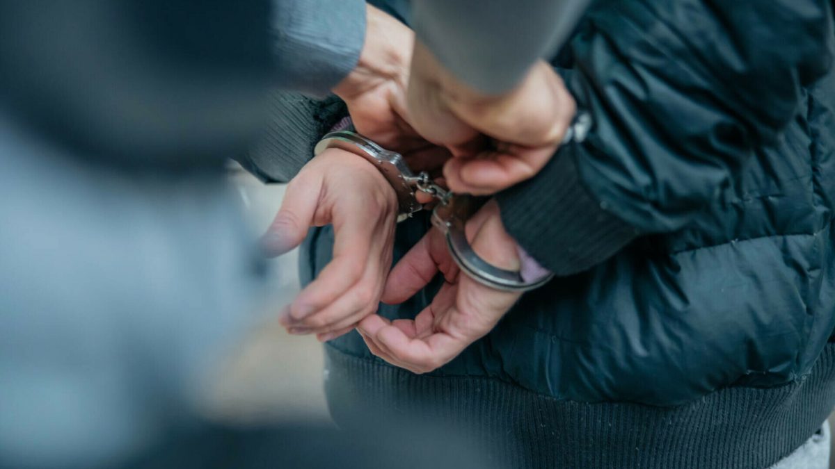 Gest șocant la secția de poliție. Bărbatul s-a predat singur pentru a-și proteja soția de propria furie