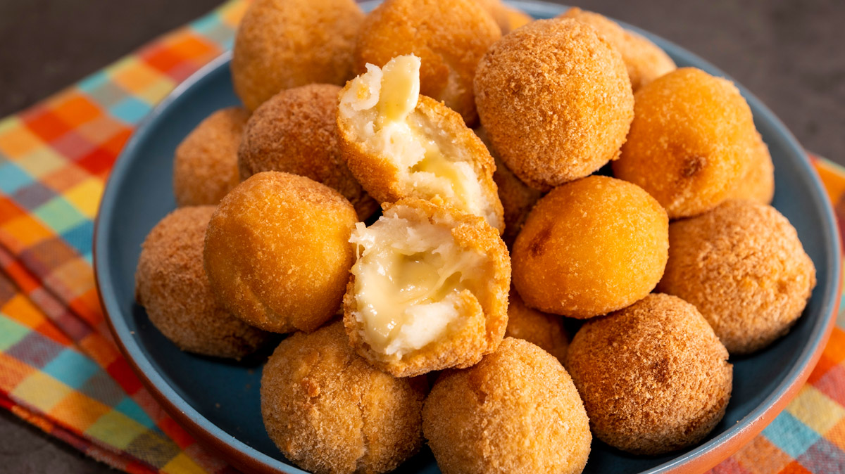 Bulete de cașcaval pufoase – Rețetă simplă și delicioasă de gustare