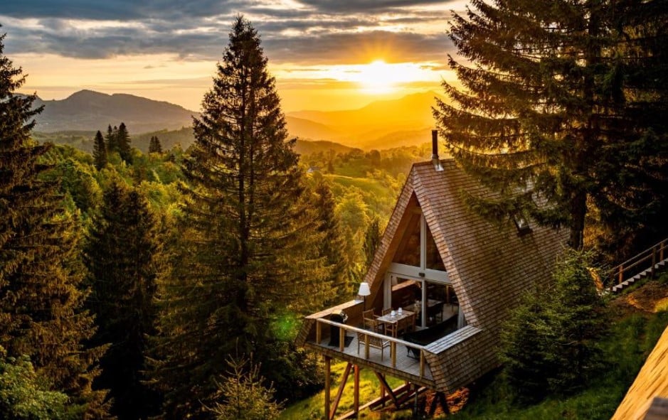 Cabane de închiriat la munte pentru un Revelion de neuitat. Iată ce trebuie să ai în vedere atunci când vrei să organizezi o petrecere de Anul Nou!