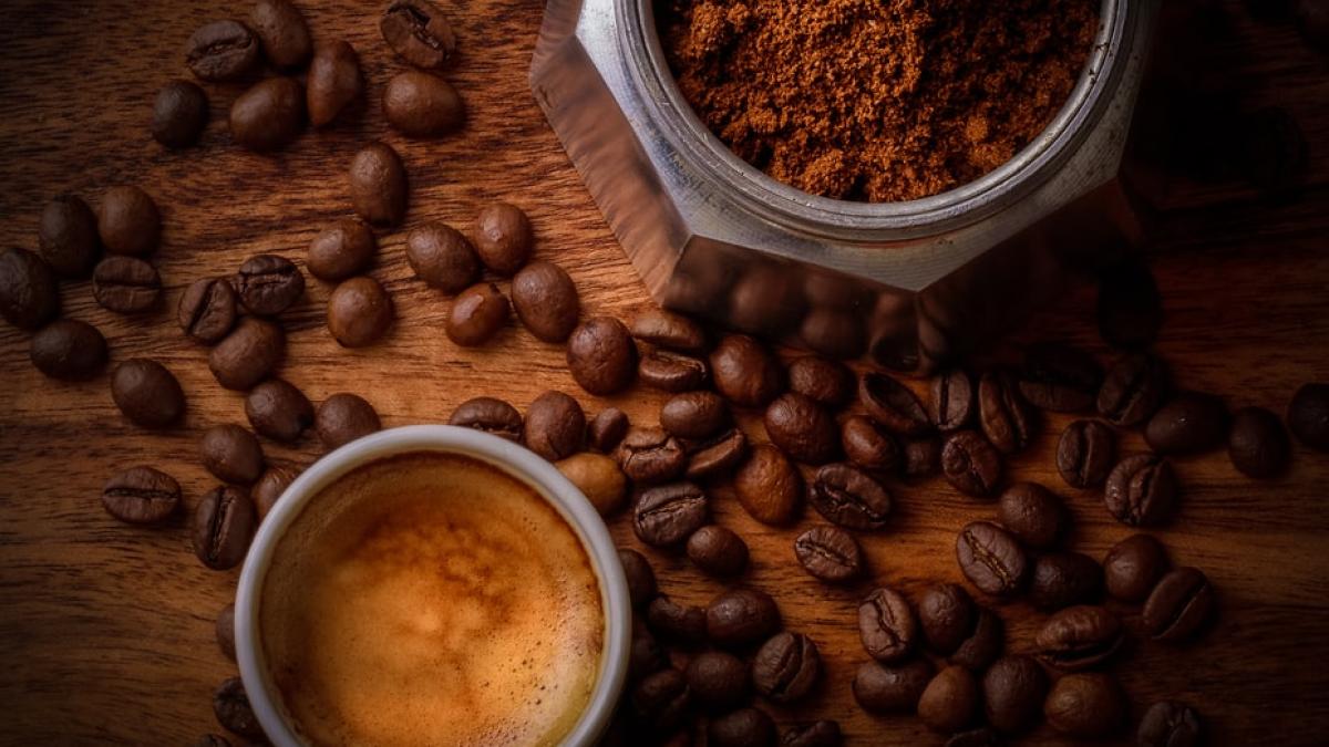 Câte calorii are o cafea cu lapte și zahăr? De ce este recomandată înlocuirea zahărului cu miere?