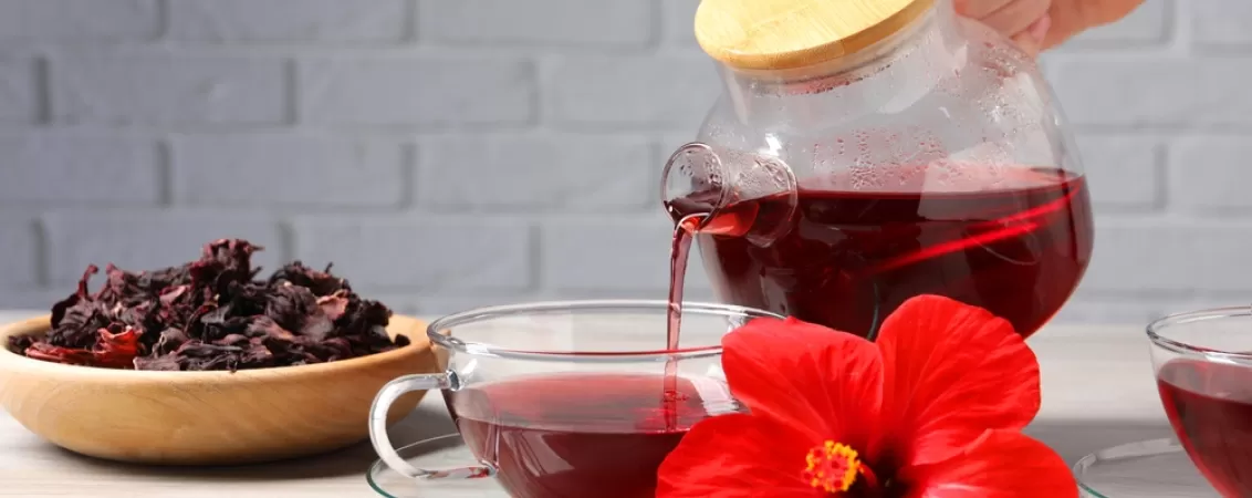 Este bun ceaiul de hibiscus seara? Iată ce efecte benefice are asupra organismului și de ce contraindicații trebuie să ții cont