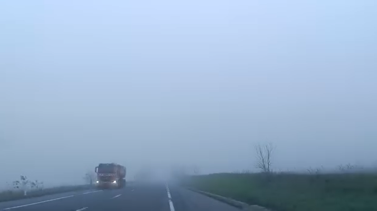 Cod galben de ceață în Moldova! Vizibilitate redusă pe DN 28, în zona Strunga