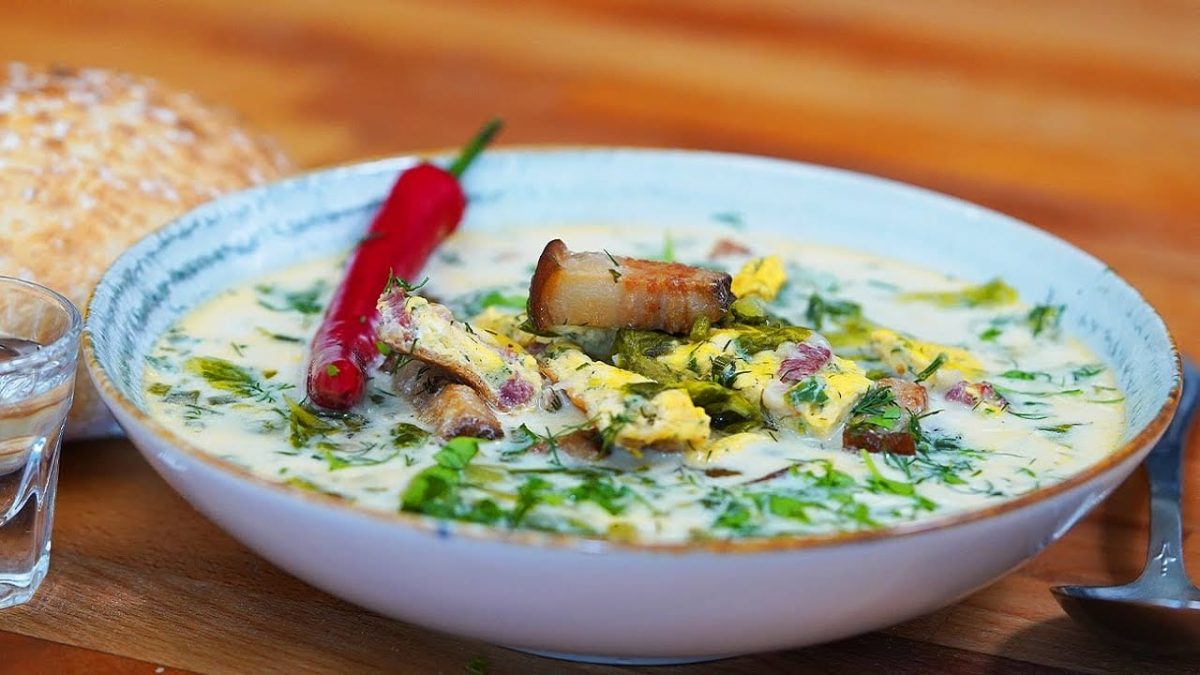 Ciorbă de salată cu omletă – Rețetă tradițională, simplă și delicioasă, de încercat măcar o singură dată
