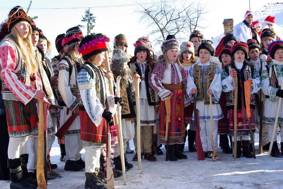 Cele mai frumoase colinde tradiționale din România. Cântecele care ne fac să intrăm în atmosfera de sărbătoare!