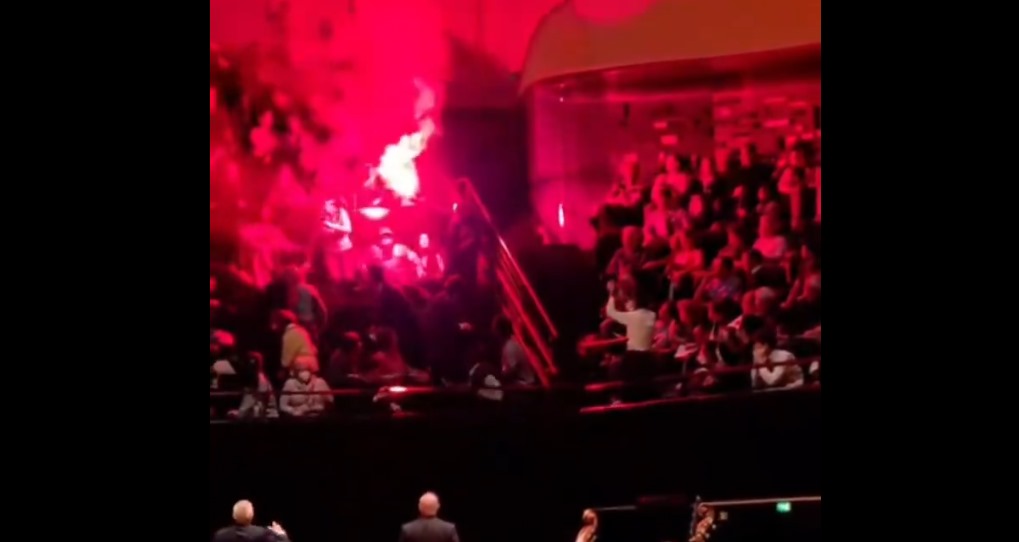 Haos la un concert susținut de Orchestra Filarmonică din Israel! Un protestatar a dat foc unui scaun, provocând o bătaie în tribune și evacuarea muzicienilor din sală