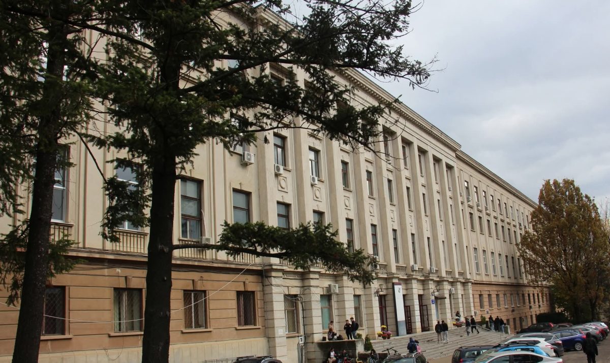 Fațada Corpului B a UAIC Iași, pusă în siguranță! După ani de degradare, clădirea ridicată în anii `60 nu mai prezintă risc pentru studenți și cadre didactice