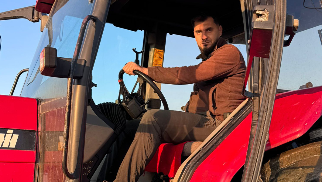 Tânărul fermier Cosmin din Suceava, absolvent al USV Iași, își urmează visul pe câmpurile României