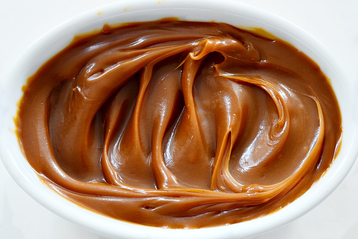 Cremă caramel cu frișcă pentru tort – Rețetă simplă și delicioasă, ce poate fi integrată în multe deserturi