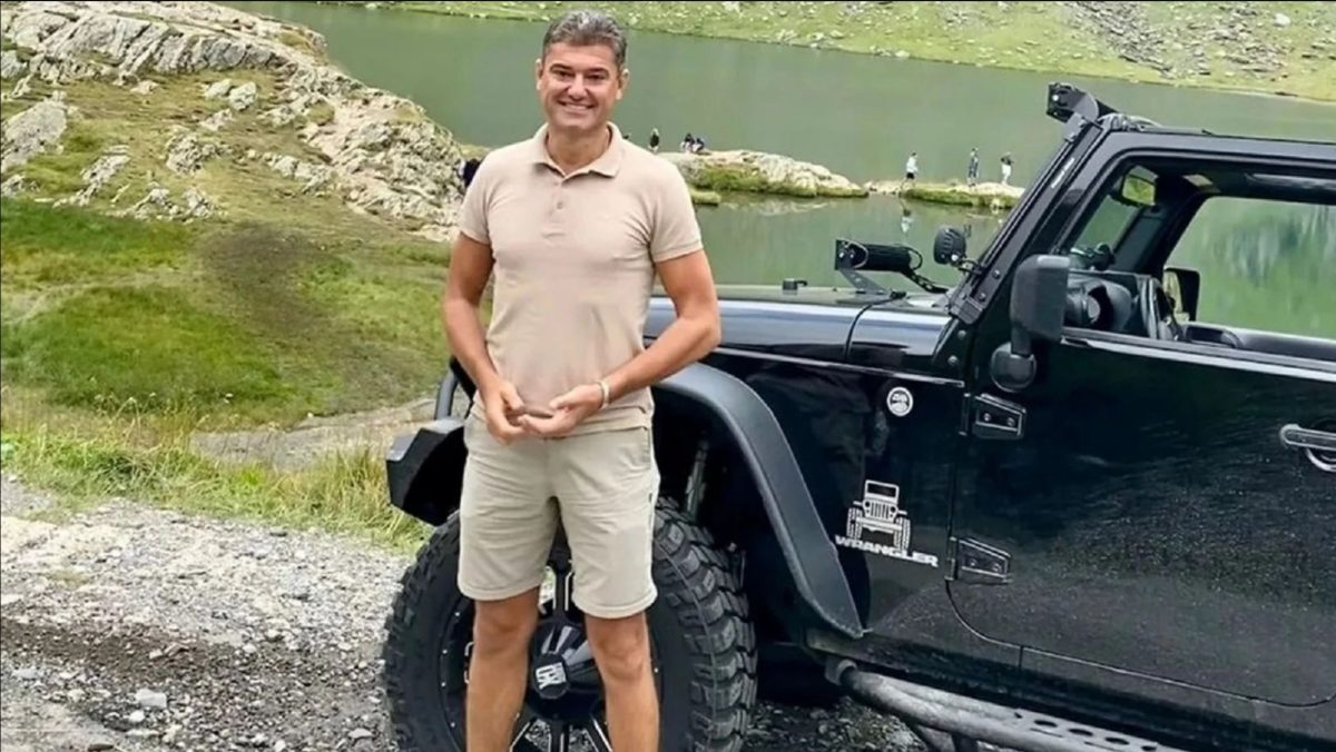 Cristian Boureanu, plajă la bustul gol, în parcul Herăstrău. Fostul politician nu s-a sinchisit de trecători