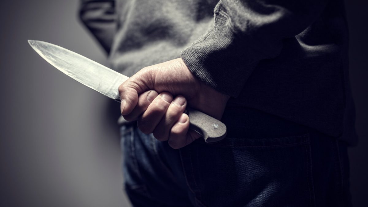 Noapte de coșmar într-un hotel din Brăila. Patru bărbați atacați cu cuțitul de un conațional beat