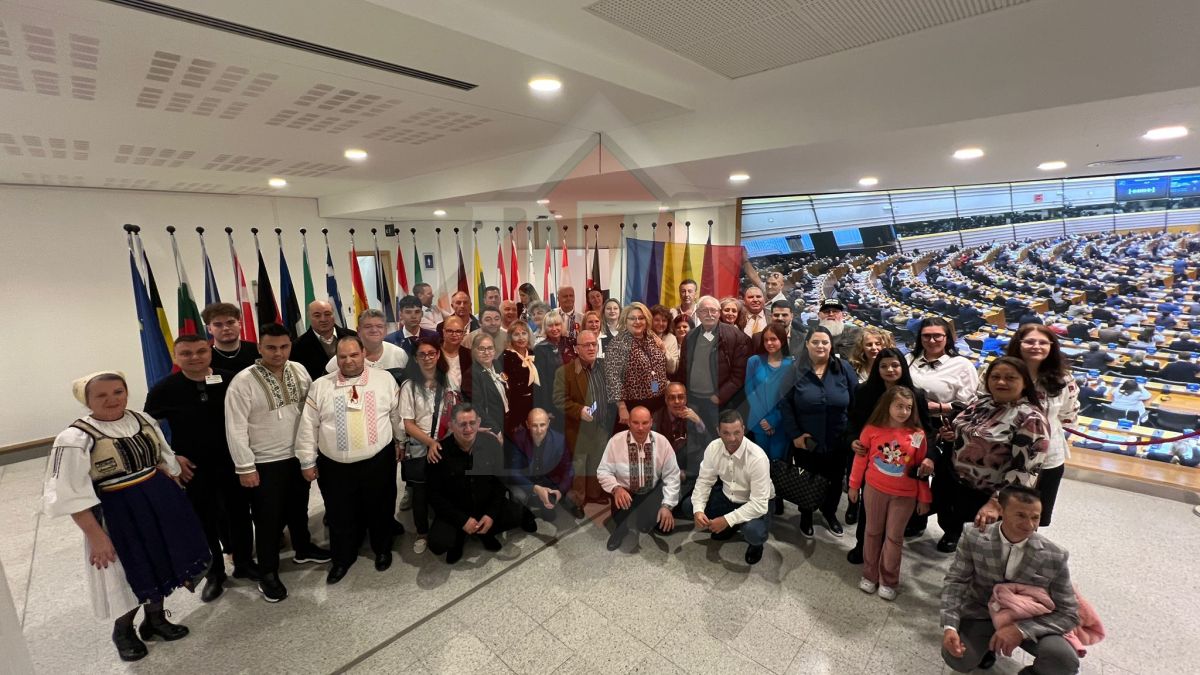 Președintele S.O.S. România, europarlamentarul Diana Șoșoacă împreună cu un important grup de cetățeni, la Parlamentul European din capitala belgiană Bruxelles