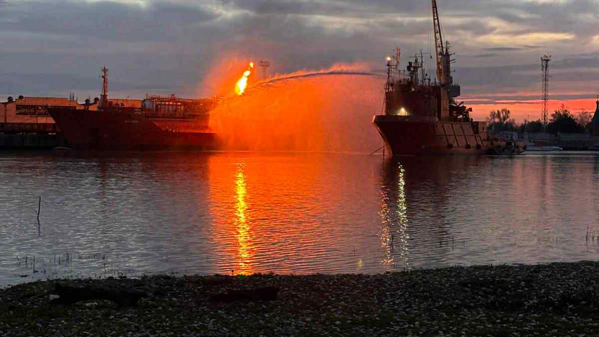 Explozie puternică produsă pe o navă încărcată cu GPL, la Ismail! Ce se întâmplă cu oamenii din Ceatalchioi și Plauru