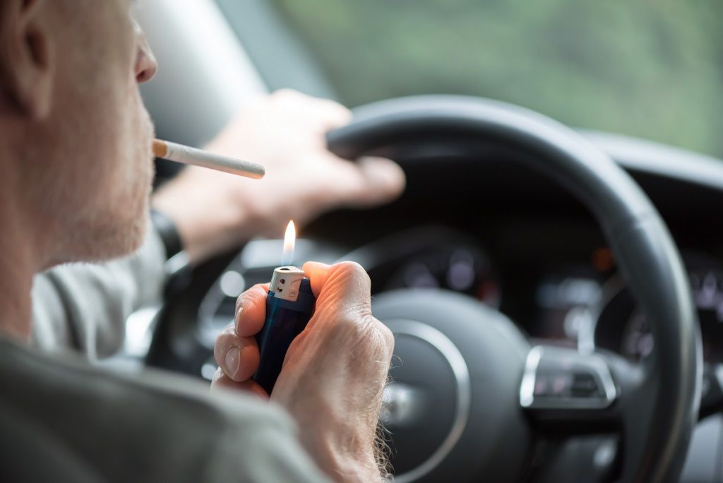Fumatul la volan te lasă pieton! Șoferii pot rămâne pe loc fără permisul de conducere!
