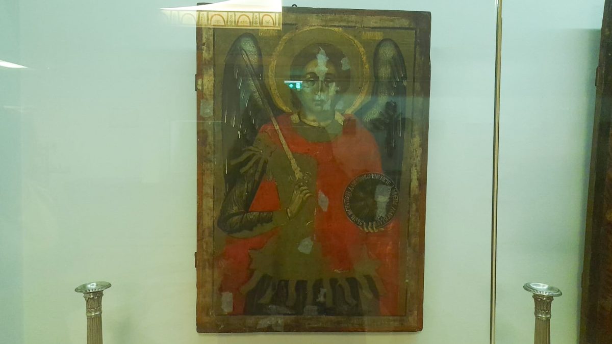 O icoană, pictată în secolul XVIII, poate fi admirată la Muzeul Mitropolitan din Iași. Ce simbolizează imaginea Arhanghelului Mihail