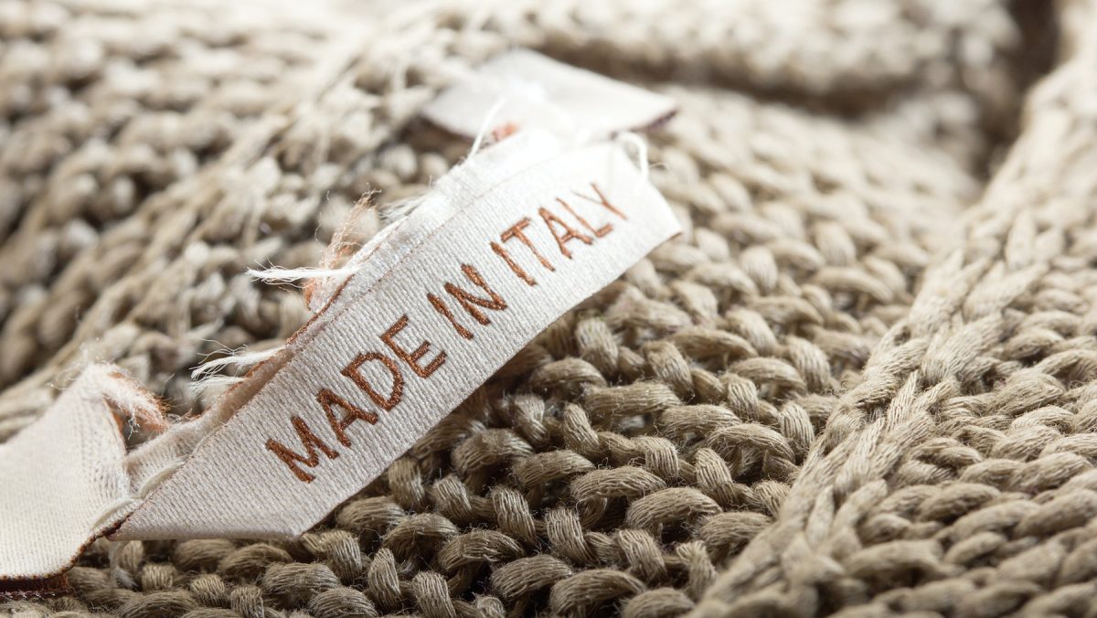 Afacerea „Made in Italy” pusă pe butuci. Percheziții și confiscări în rețeaua de falsificatori de haine