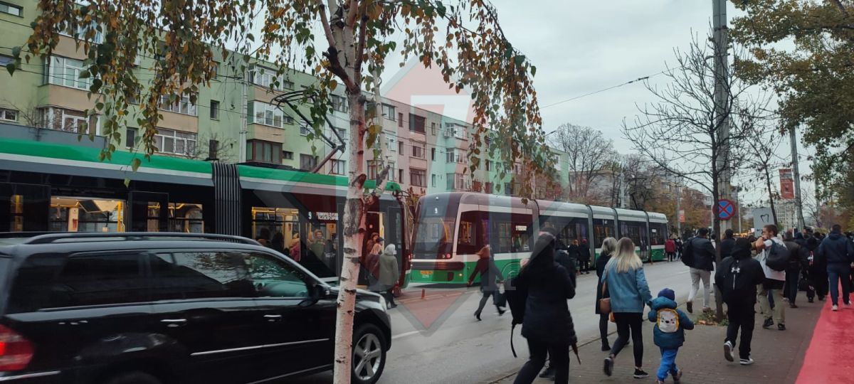 Cine plătește biletele pentru acești oameni? Zeci de călători de la CTP au trebuit să coboare în mijlocul străzii după ce un tramvai s-a defectat în Podu Roș