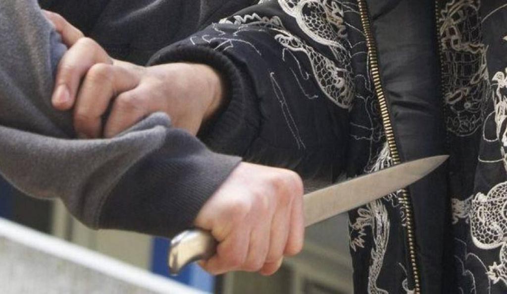 Tentativă de omor fără explicație! Bărbat înjunghiat de 33 de ori pe o stradă din București