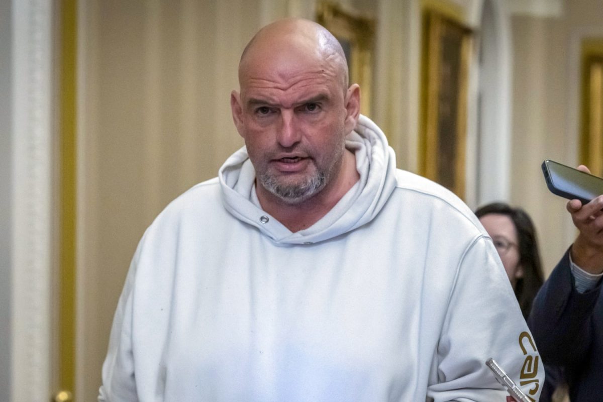 Senatorul John Fetterman, internat după o cădere în timpul plimbării. A fost unul dintre democrații care au susținut acordul cu republicanii