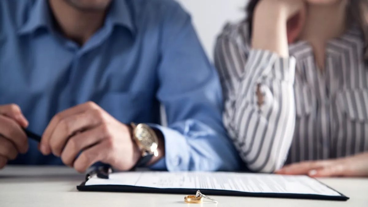 Lege în sprijinul femeilor care divorțează. Acestea vor putea păstra numele de familie fără a avea acordul fostului soț